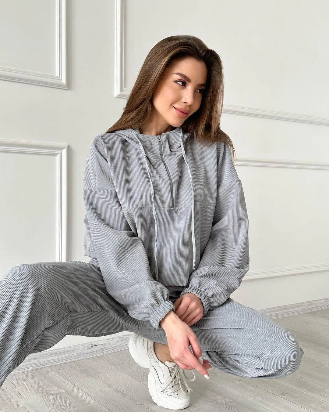 Women's two-piece set with hood and long sleeves