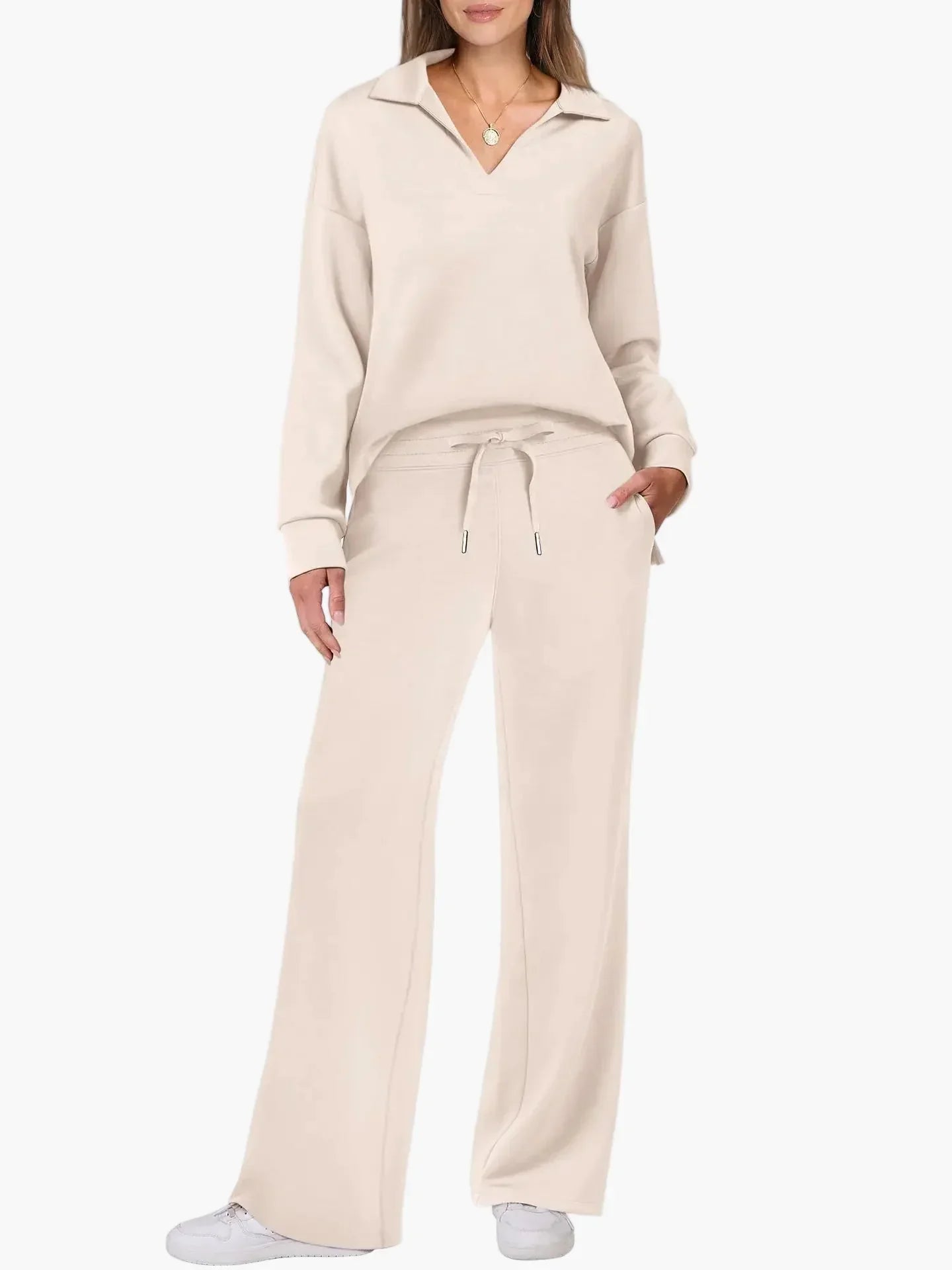 Women's leisure set with wide leg and V-neck – Comfortable loungewear outfit for everyday & travel