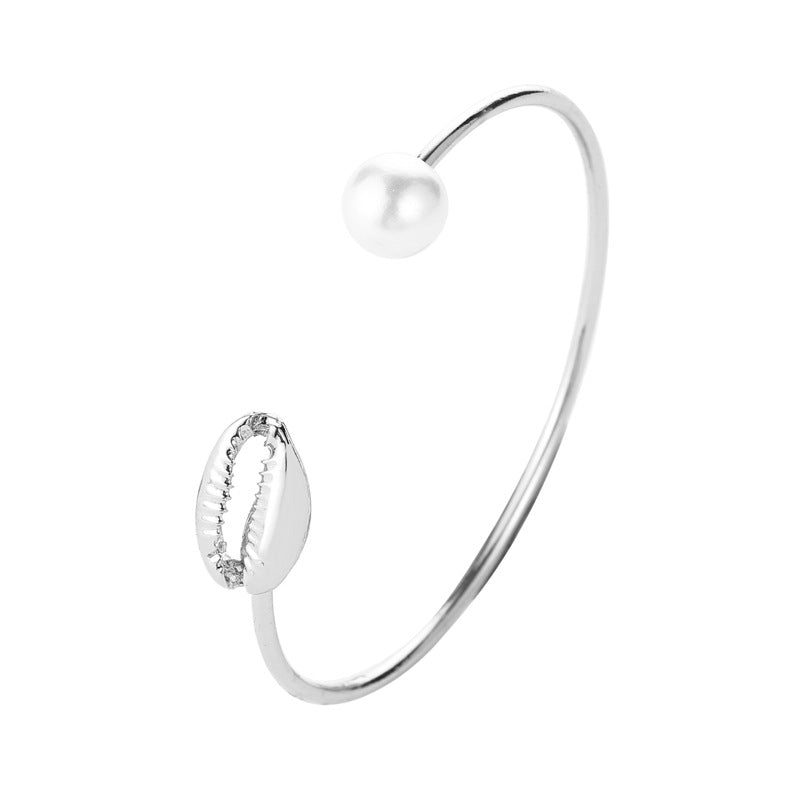 Women's bracelet with pearl and shell design
