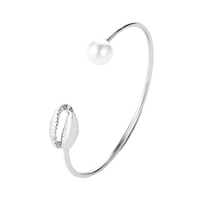 Women's bracelet with pearl and shell design