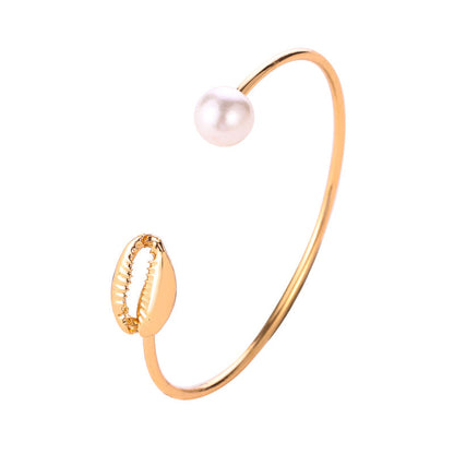 Women's bracelet with pearl and shell design