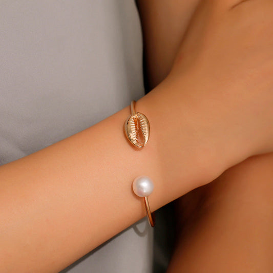 Women's bracelet with pearl and shell design