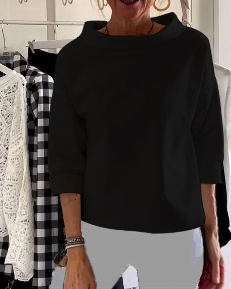 Women's top with loose fit and wide collar