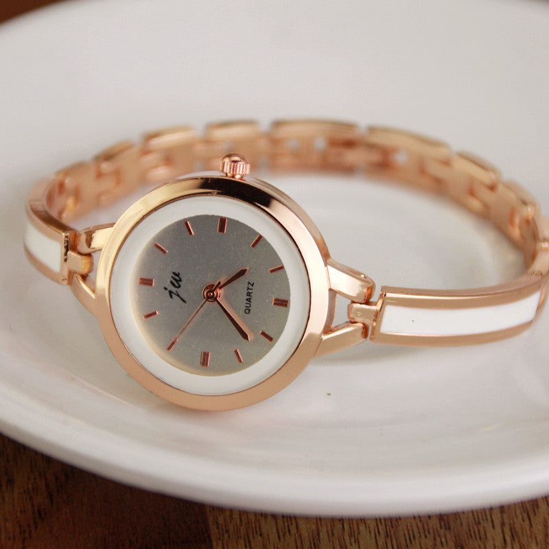 Women's wristwatch with metal bracelet