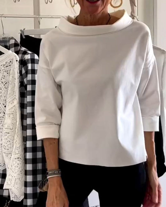 Women's top with loose fit and wide collar