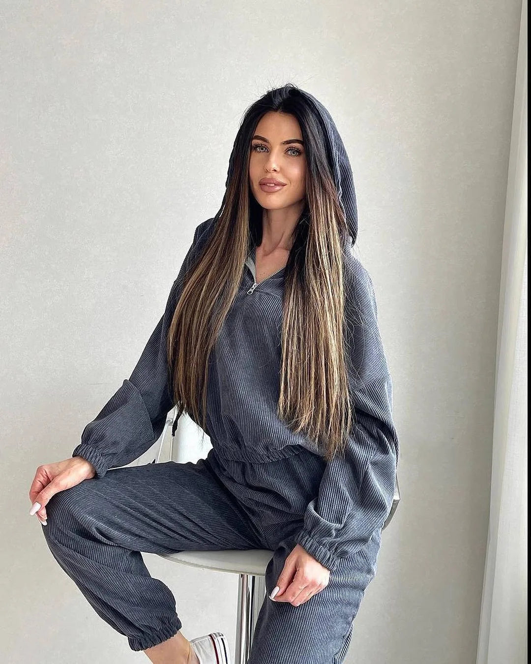 Women's two-piece set with hood and long sleeves