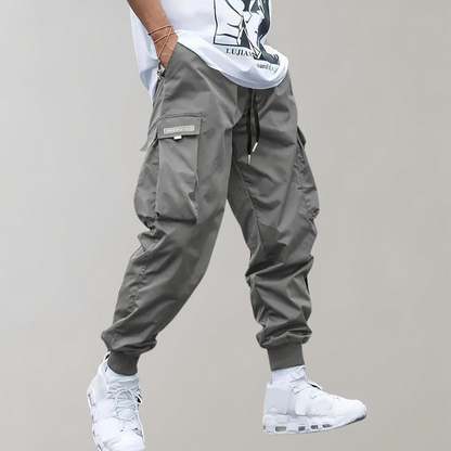 Versatile cargo pants for men with tapered legs