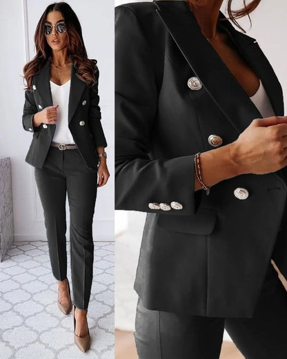 Women's suit in double-breasted design