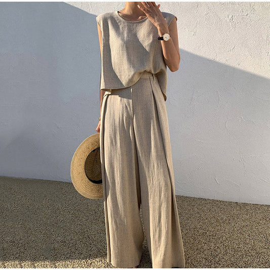 Wide-leg linen trousers and an o-neck top