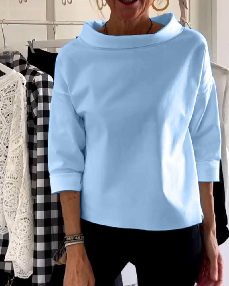 Women's top with loose fit and wide collar
