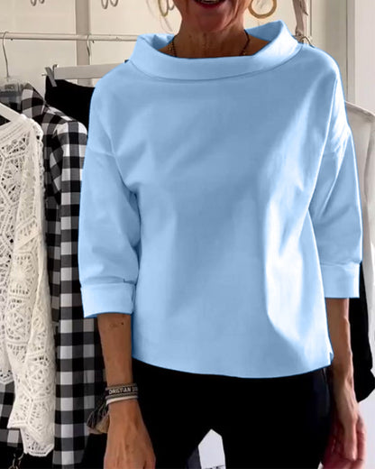 Women's top with loose fit and wide collar