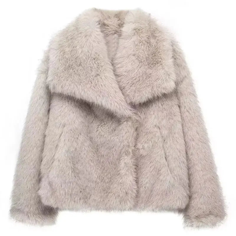 Aquille: A fashionable all-season coat for women