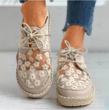 Charlotte: Elegant blossoms with floral details