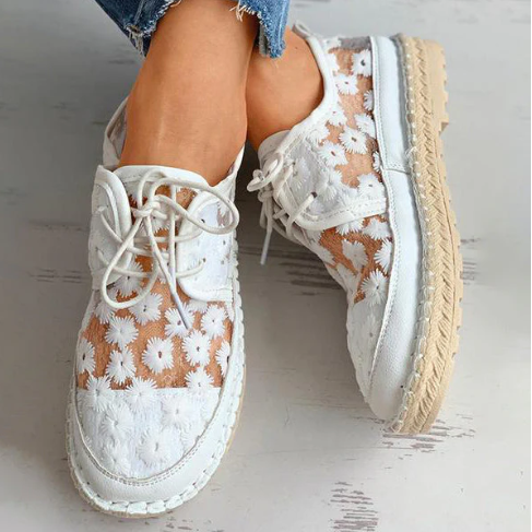 Charlotte: Elegant blossoms with floral details