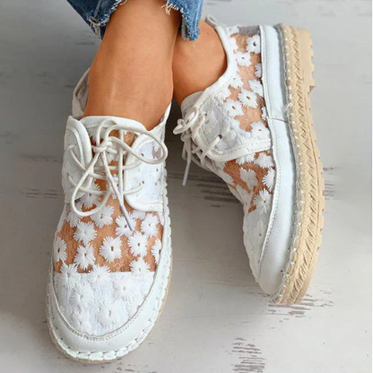 Charlotte: Elegant blossoms with floral details