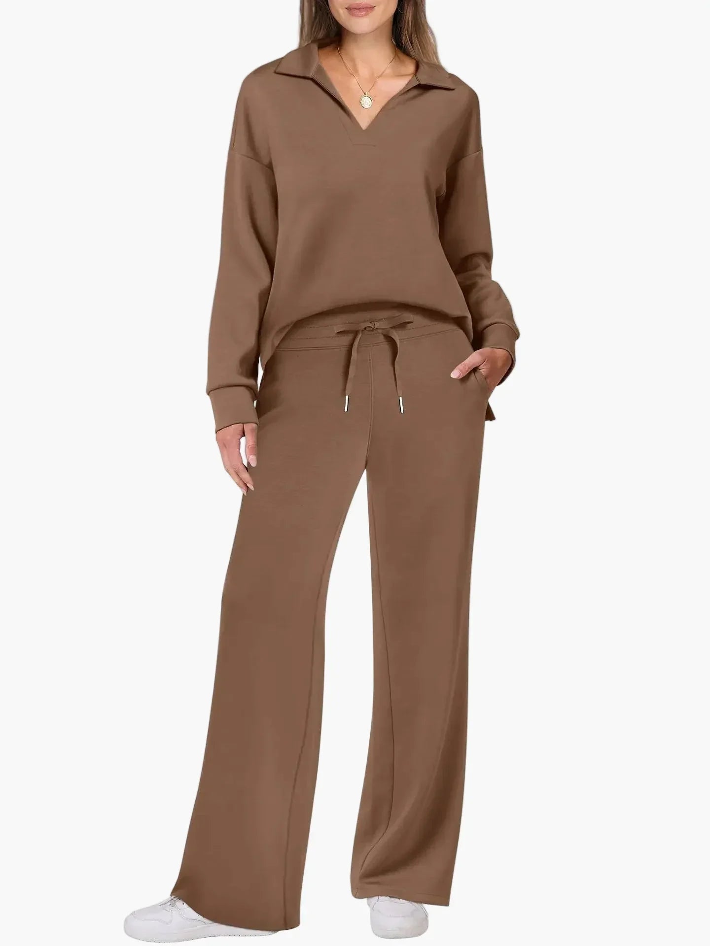 Women's leisure set with wide leg and V-neck – Comfortable loungewear outfit for everyday & travel