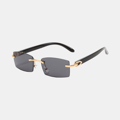 Women's sunglasses with reflective lenses and UV protection