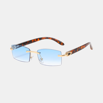 Women's sunglasses with reflective lenses and UV protection