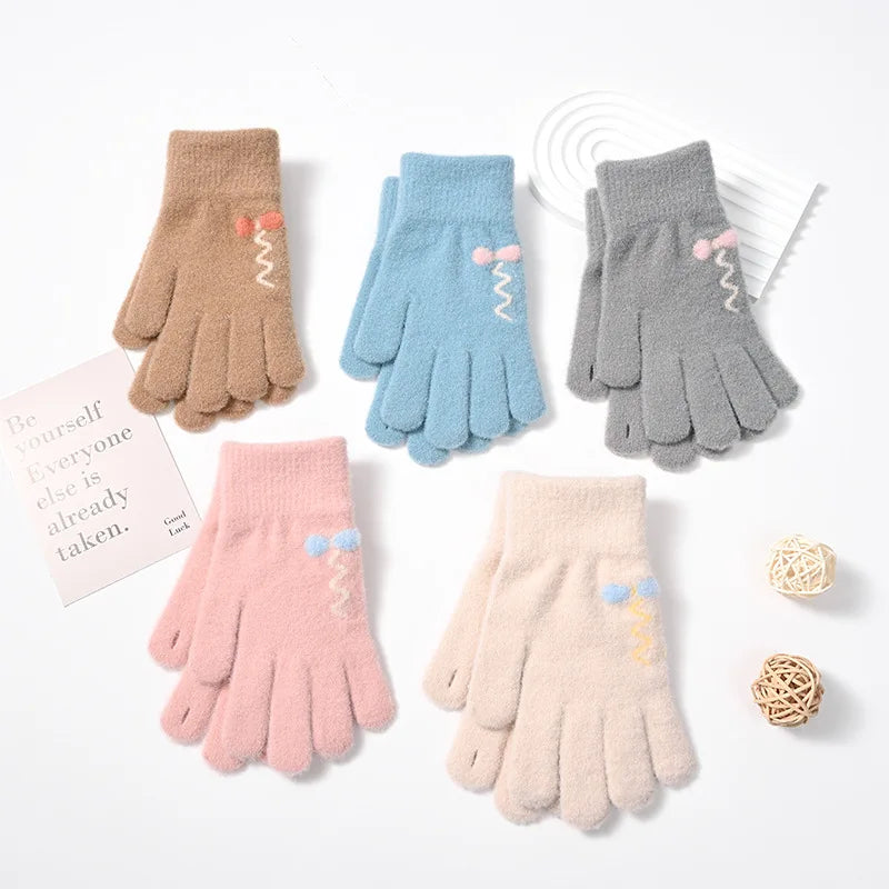 Warm touchscreen gloves for women