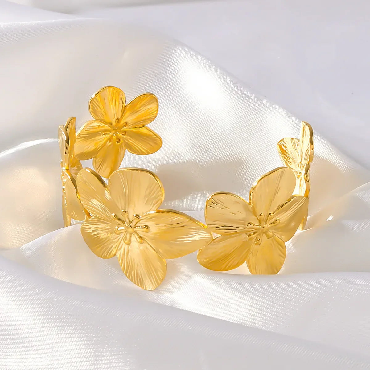 Waterproof women's bracelet made of stainless steel with elegant floral motif