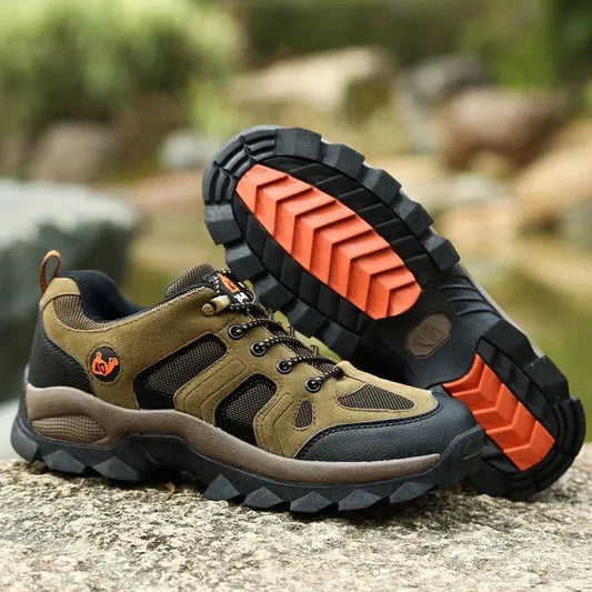 Waterproof and insulated hiking boots - traction sole