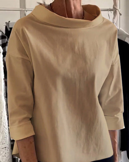 Women's top with loose fit and wide collar